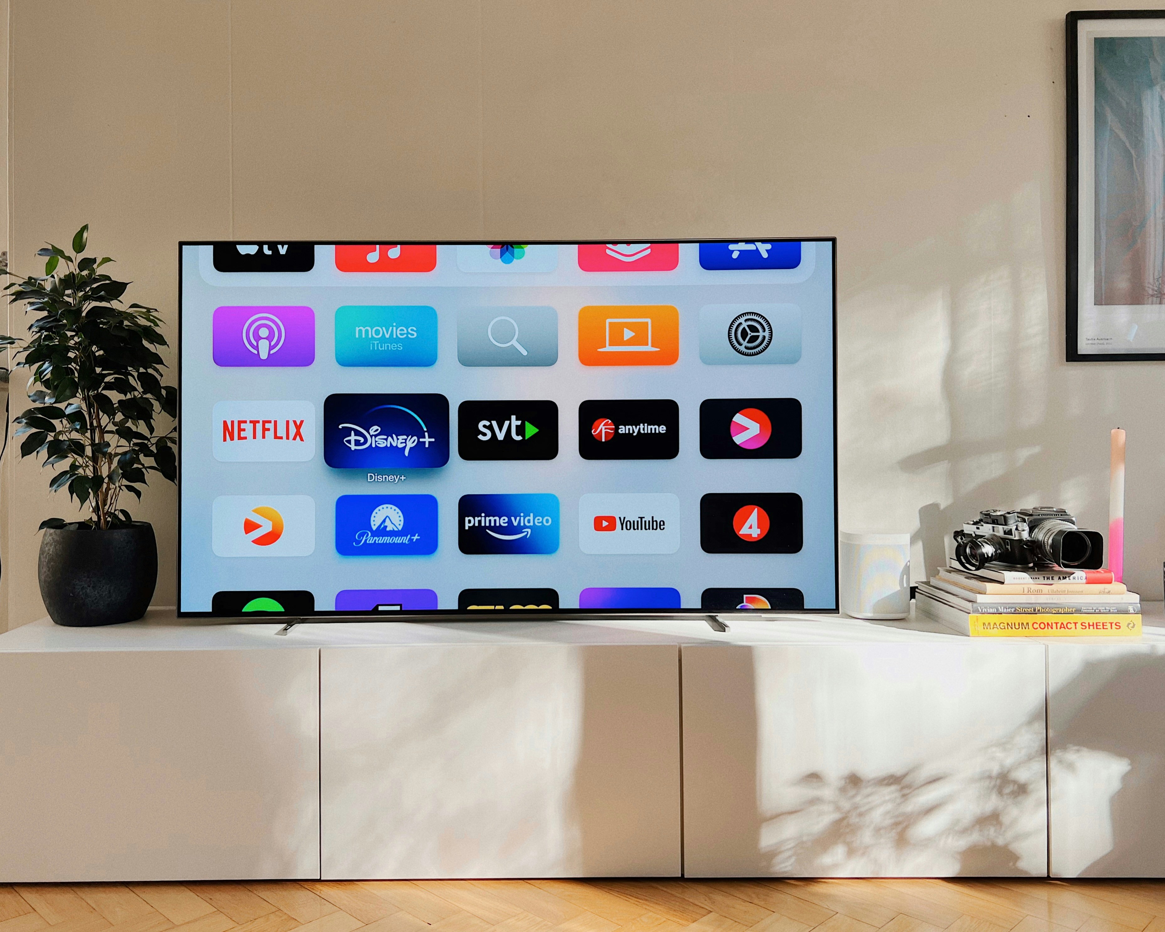 How to Cast Your Phone Screen to a TV Without Wi-Fi